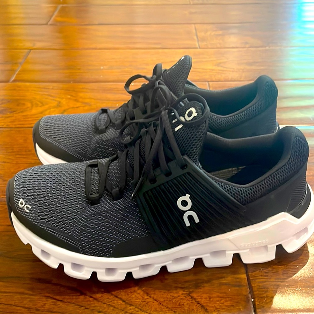 ON Cloudswift Sneakers - Women’s Size 6 - ALMOST NEW